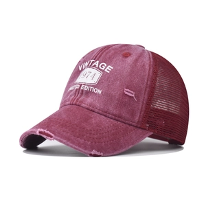 Détail macro de casquette vintage 1974 montrant texture usée et filet arrière respirant
