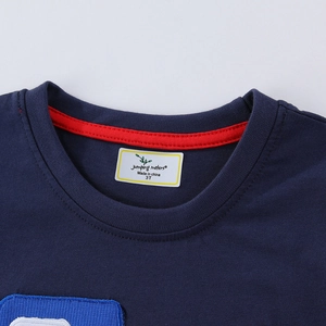 T-shirt bleu foncé à manches courtes pour garçons avec col rouge et broderies