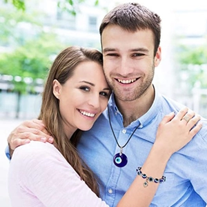 Vue détaillée du collier pendentif en verre mauvais œil turc bleu et du bracelet assorti