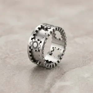 Dettaglio dell'anello con ingranaggio rotante argento dal design meccanico industriale