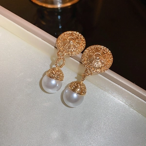 Vintage gold relief round earrings with elegant white pearl tassels in French retro style