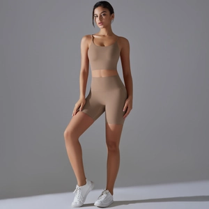 Dettagli degli shorts yoga a vita alta e reggiseno in tessuto elasticizzato taupe senza cuciture