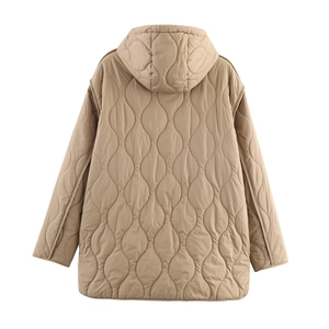 Vue arrière de la veste à capuche matelassée kaki avec coutures oignon et tissu ripstop