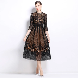 Robe midi élégante en dentelle noire ajourée avec doublure contrastée et manches 3/4