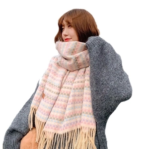 Écharpe pied-de-poule bicolore rose et bleu avec franges, portée par un mannequin