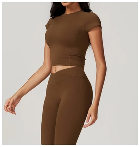 Dettaglio del set yoga marrone caffè con vita a V e crop top a maniche corte