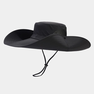 Dettaglio cappello da sole nero con rete traspirante, tesa larga e cordino regolabile