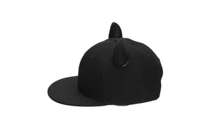 Vue latérale d'une casquette de baseball noire à bord plat avec oreilles de cornes