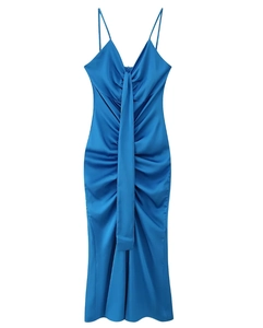 Détail de la robe en satin bleu à col en V avec une texture plissée élégante