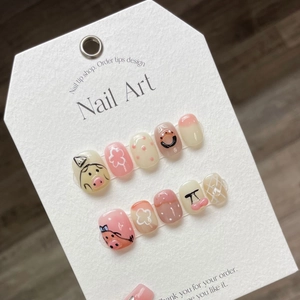 Handgefertigte Kunstnägel mit süßem Schweinchen-, Blumen- und Donut-Muster auf Karte