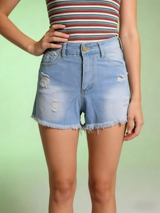 Gros plan du short en jean taille haute bleu clair avec détails déchirés usés