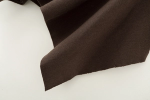 Detailansicht von dunkelbraunem Strickstoff mit hochwertiger Textur und natürlichem Fall
