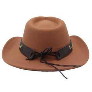 Vue détaillée d'un chapeau de cowboy en feutre marron avec ruban brodé de motifs floraux