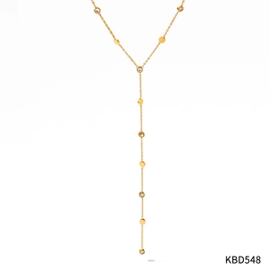 Nahaufnahme der goldenen Y-Halskette mit runden Plättchen und eingelegten Zirkonia