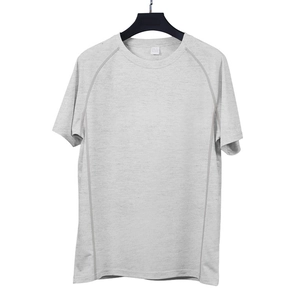 Détail de t-shirt sport gris clair chiné avec manches raglan et col rond classique