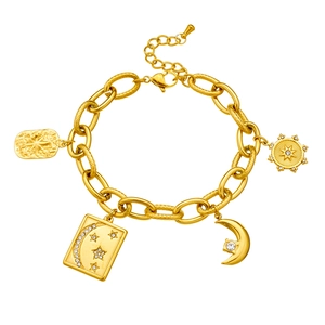 Bracelet à grosse chaîne dorée avec des breloques célestes étoile lune et cristaux