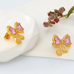 Eleganti orecchini a farfalla dorati con opale rosa a cuore e accenti in zircone lucido