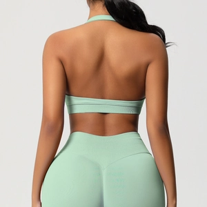 Détail du legging de yoga à taille haute avec texture côtelée et effet de compression