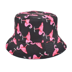 Gros plan d'imprimé flamant rose sur chapeau bob en coton noir avec détails de bord renforcé