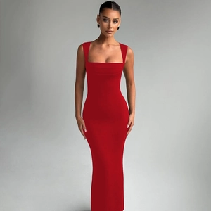 Gros plan sur le décolleté carré et le tissu en maille rouge de cette robe longue ajustée