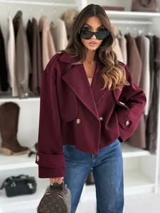 Details einer burgunderroten Wolljacke mit zweireihigen Knöpfen und breitem Reverskragen
