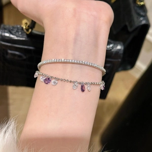 Détail d'un bracelet en argent 925 avec zircons violets en goutte et cristaux brillants