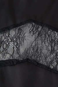 Dettaglio in pizzo nero su un abito lungo sexy con schiena scoperta e patchwork