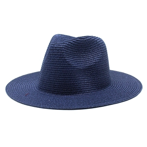 Dettaglio macro del cappello fedora in paglia blu navy che mostra la trama intrecciata