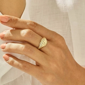 Bague croissant torsadée élégante en acier inoxydable doré portée au doigt avec style