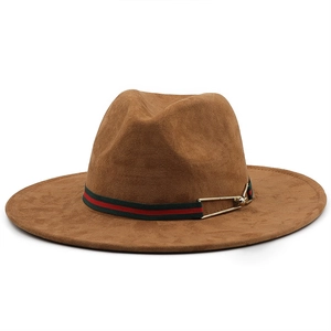 Cappello da cowboy marrone in finto scamosciato con nastro rosso verde e fibbia