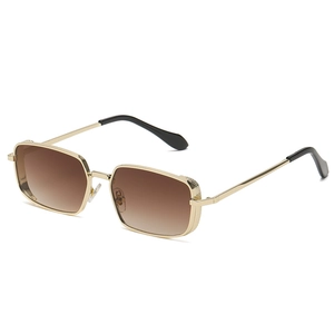 Retro-Rechteck-Sonnenbrille mit goldenem Metallrahmen und Teeglasverlauf in 45-Grad-Ansicht