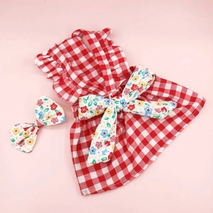 Detalle del vestido para mascota a cuadros rojos y blancos con lazo floral y tocado