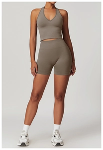 Détail du short de fitness sans couture à taille haute et haut à dos nageur kaki