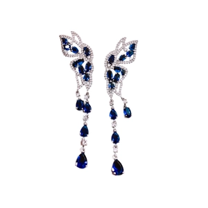 Boucles d'oreilles papillon à glands avec zircons bleus et ailes de cristal pendantes