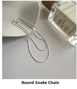 Dettaglio della catena serpente in argento sterling S925 con chiusura a moschettone