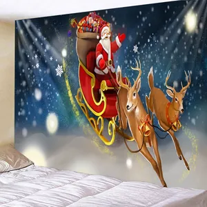 Detail van kersttapijt met de Kerstman op een rendierslee boven het hoofdeinde van een bed