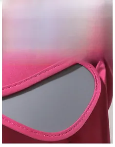 Dettaglio della tesa larga rinforzata con cuciture su cappello da sole rosa acceso