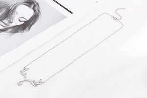 Détail du collier pendentif bois de cerf argenté avec zircone étincelante en forme de goutte