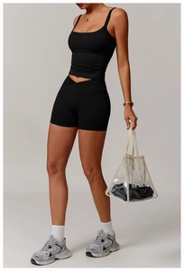 Detail der High-Waist Yoga-Shorts und Top mit nahtlosem, mattem Funktionsgewebe