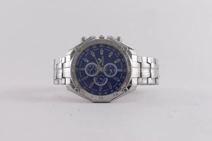 Detailansicht des tiefblauen Zifferblatts und des silbernen Edelstahlarmbands der Uhr
