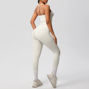 Détail du haut de yoga dos croisé et leggings avec poches latérales en blanc ivoire