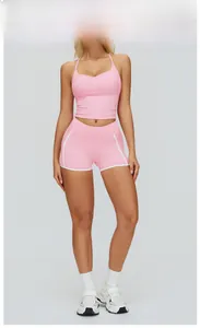 Détails de l'ensemble de yoga rose cerise avec brassière et short à liseré blanc
