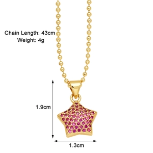 Dettaglio della collana a stella dorata con pietre rosa, catena 43cm e pendente 1,9cm