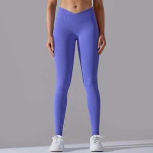 Dettaglio dei pantaloni da yoga a vita alta con fascia a V incrociata in tessuto blu viola
