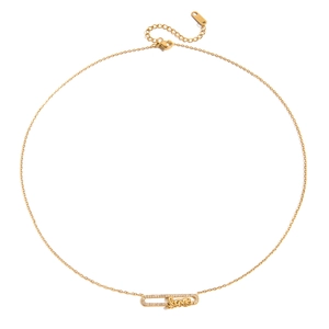 Dettaglio della collana in acciaio inossidabile placcato oro 18K con ciondolo LOVE