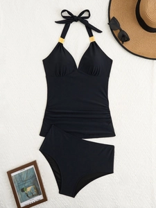 Tankini nero con allacciatura al collo, anelli dorati e controllo dell'addome per vacanze