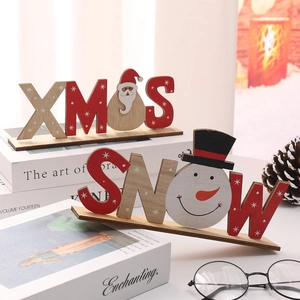 Détail de décorations de Noël en bois XMAS et SNOW avec motifs Père Noël et bonhomme de neige