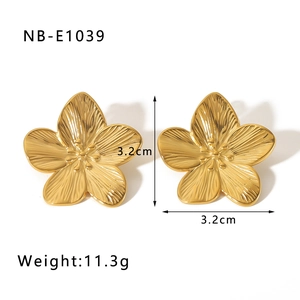 Détail des boucles d'oreilles papillon dorées 18k avec dimensions 3,2cm et poids 11,3g