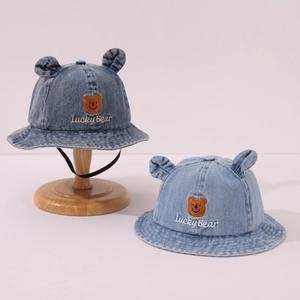 Cappello pescatore in denim per bambini con orecchie d'orso e ricamo blu e chiaro
