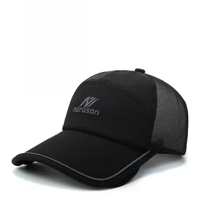 Détail du mesh respirant et du bord réfléchissant sur cette casquette de sport noire